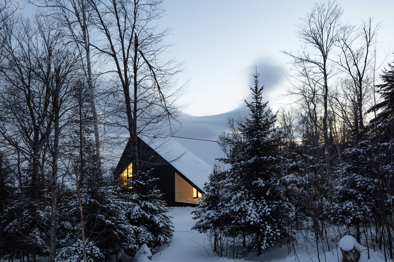 Press kit | 1527-12 - Press release | Cabin A - Bourgeois / Lechasseur architects - Residential Architecture - Photo credit: Maxime Brouillet