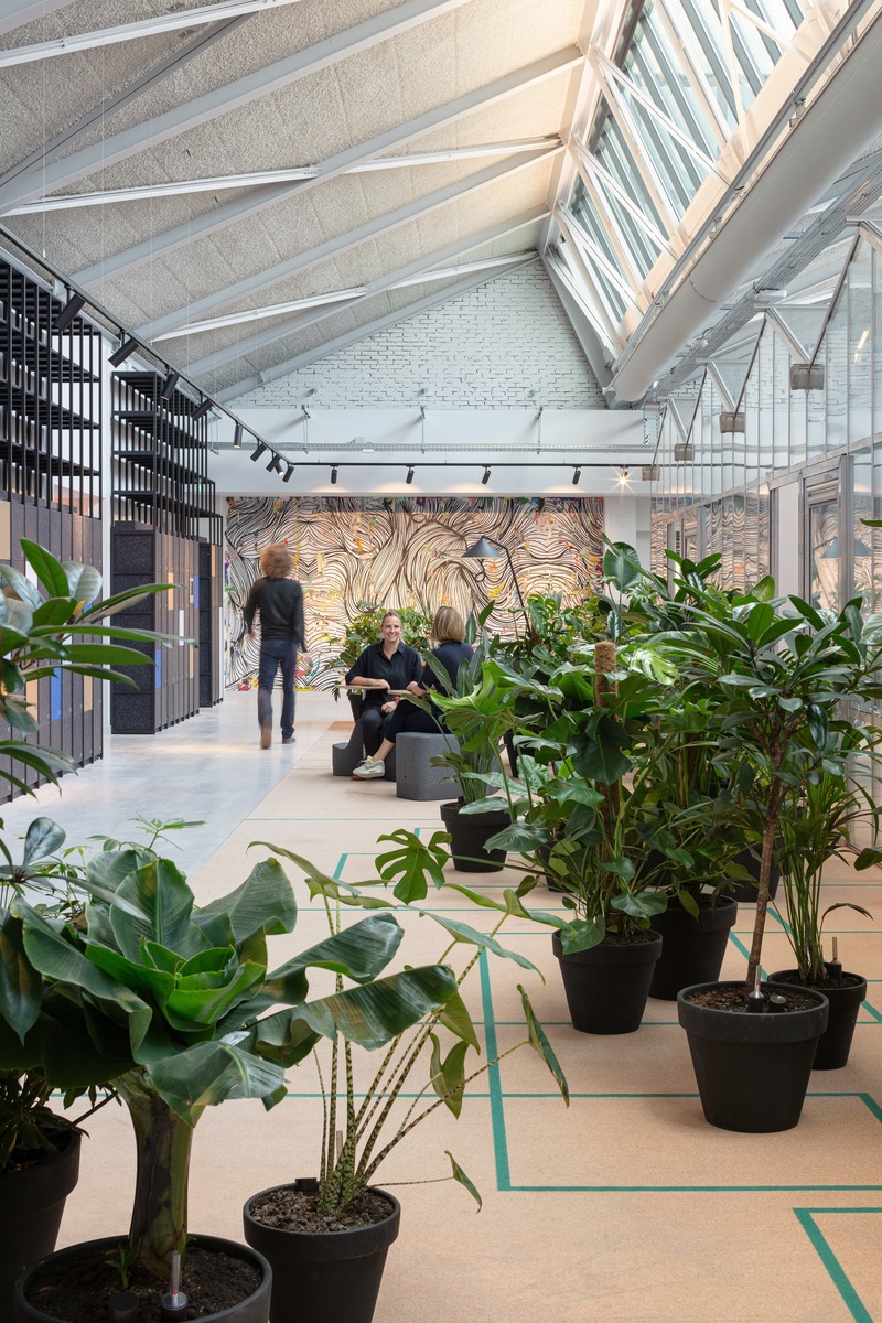 Press kit | 4695-01 - Press release | Sustainable transformed office The Core wins two Frame Awards - Large Office of the Year - CBRE Netherlands - Commercial Interior Design - Green plants provide clean air and a natural feeling in The Core. On the left are lockers made of recycled materials. In the back: art wall, also made of recycled materials. - Photo credit: Stijnstijl Photography