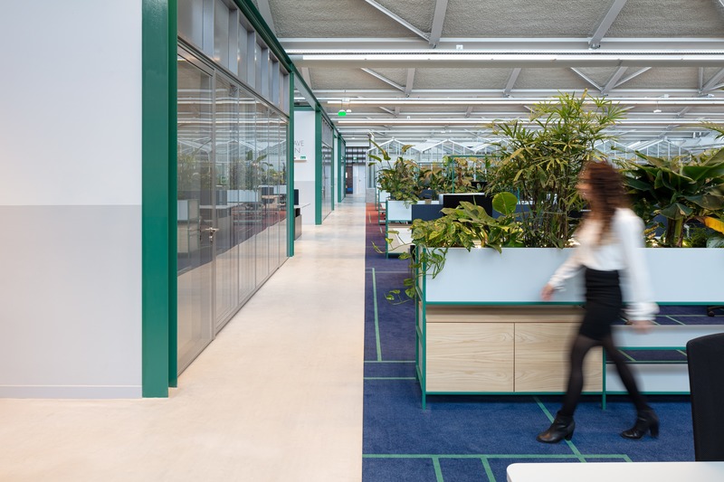 Press kit | 4695-01 - Press release | Sustainable transformed office The Core wins two Frame Awards - Large Office of the Year - CBRE Netherlands - Commercial Interior Design - Workspace with break out spaces on the left and on the right workstations separated by lots of green plants. In the back: greenhouse meeting rooms. - Photo credit: Stijnstijl Photography