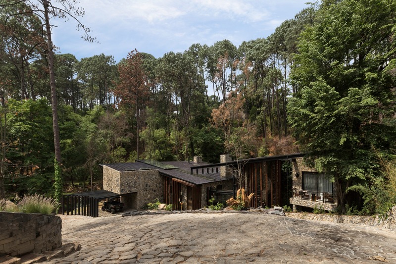 Press kit | 4687-01 - Press release | River House - Luciano Gerbilsky Arquitectos - Residential Architecture - Front View - Photo credit: Hector Velasco Facio