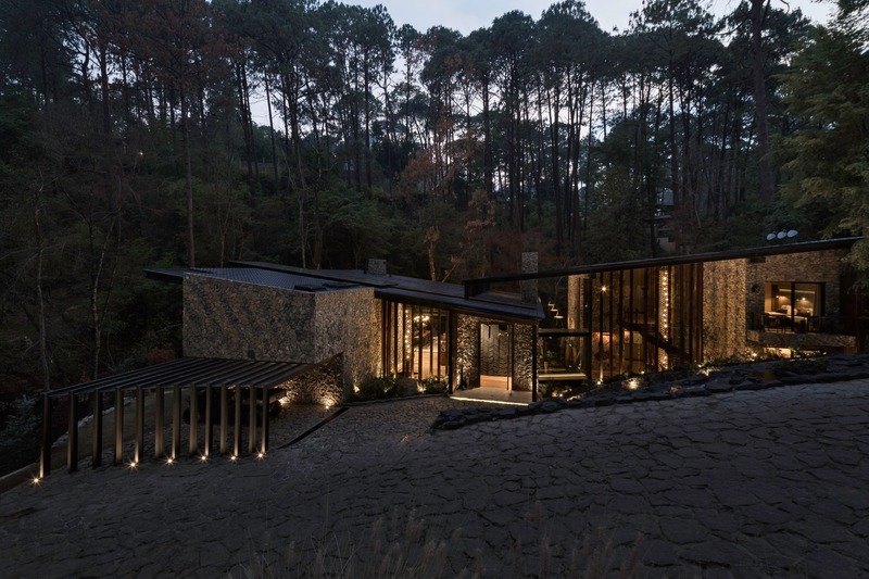 Press kit | 4687-01 - Press release | River House - Luciano Gerbilsky Arquitectos - Residential Architecture - Night Front View - Photo credit: Hector Velasco Facio