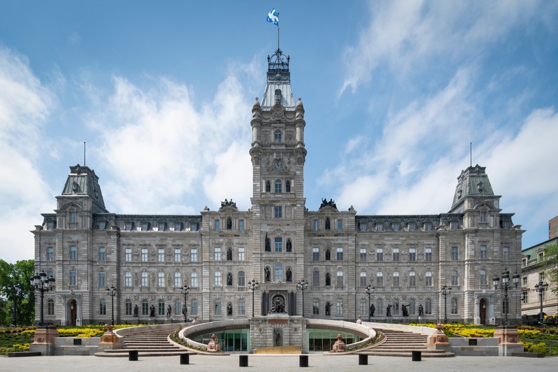 Press kit | 952-24 - Press release | National Assembly of Québec: celebrating democracy with a new pavilion - Provencher_Roy Architectes I GLCRM Architectes - Institutional Architecture - Parliament façade and pavilion entrance - Photo credit: Olivier Blouin