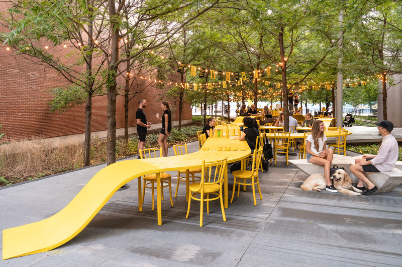 Press kit | 1676-03 - Press release | Tulip - Your Place at the Table - ADHOC architectes - Urban Design - A 100 meter (300 feet) long “urban table” was precisely implanted between the existing furniture and trees. - Photo credit: Raphaël Thibodeau
